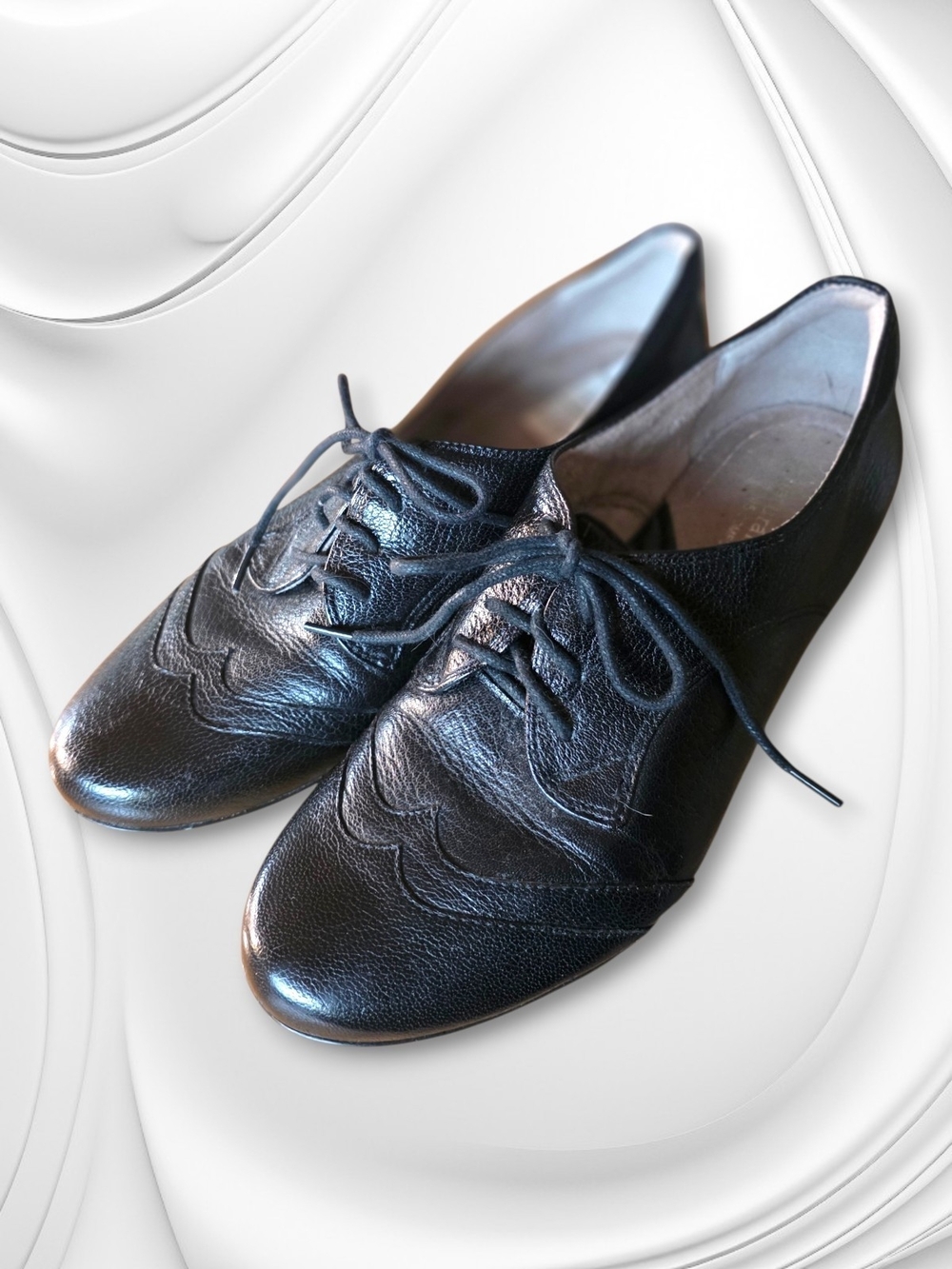 Women's Black Leather Oxford laced pumps in a wingtip style. Ladies sz. 8.5 W